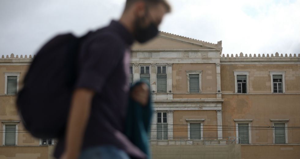 Το τρίτο κρούσμα Covid-19 φέρνει πιο αυστηρά μέτρα στη Βουλή