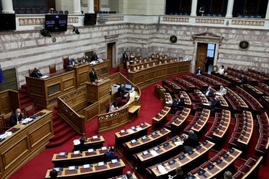 Κορυφώνεται η σύγκρουση στη Βουλή μετά τη μομφή κατά Σταϊκούρα [Live]