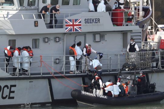 Και με… δίχτυα «οχυρώνονται» οι Βρετανοί κατά των μεταναστών