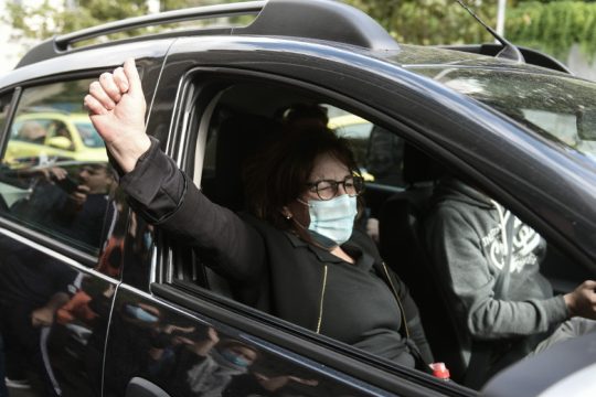 «Ο Παύλος ζει»: Συγκινητικές στιγμές έξω από το Εφετείο με τη Μάγδα Φύσσα