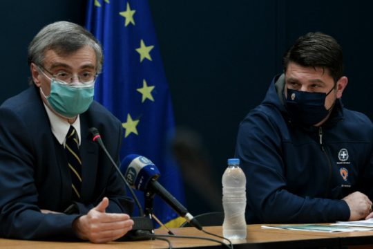 Ποια μέτρα εξετάζει η κυβέρνηση για την αναχαίτιση της πανδημίας