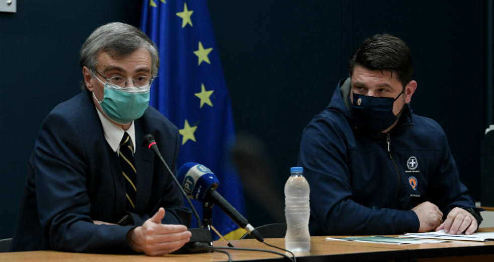 Ποια μέτρα εξετάζει η κυβέρνηση για την αναχαίτιση της πανδημίας