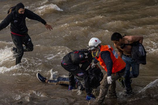 Οι καραμπινιέροι της Χιλής πέταξαν έφηβο από γέφυρα
