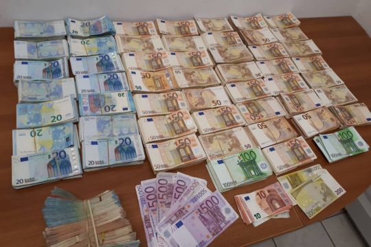 Ηράκλειο: Βρέθηκαν 700.000 ευρώ σε αποθήκη μετά από έλεγχο για όπλα