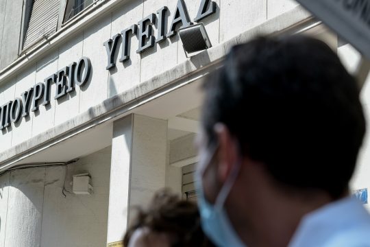 Πολιτικά παίγνια με τον Covid-19