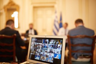 Βουλευτές και κόμμα σε διακοσμητικό ρόλο