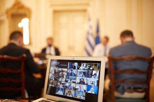 Βουλευτές και κόμμα σε διακοσμητικό ρόλο
