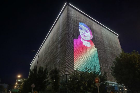 Το πρόσωπο του Ζακ στην πρόσοψη της Στέγης