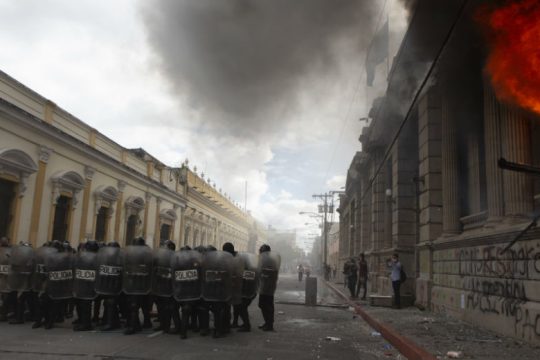 Τη Βουλή της Γουατεμάλας πυρπόλησαν διαδηλωτές ενάντια στις περικοπές