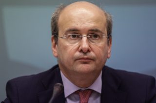 Οι καταναλωτές θα πληρώσουν το έλλειμμα του ΕΛΑΠΕ