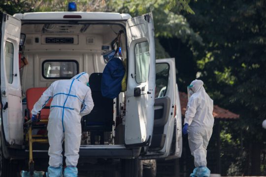 Πάνω από 3.000 κρούσματα, 60 νεκροί, νέο ρεκόρ διασηλωνωμένων