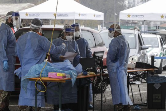 Αναβάλλεται το γενικό λοκντάουν παρά την πίεση στα νοσοκομεία