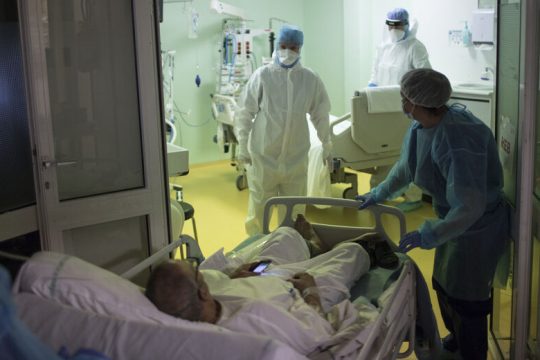 Γεμάτα νοσοκομεία, άδειοι δρόμοι και αβεβαιότητα