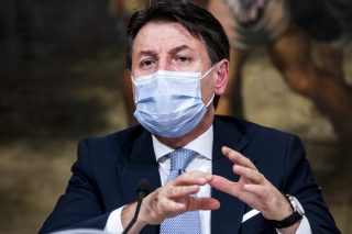 Το δίλημμα του Κόντε εν όψει Χριστουγέννων