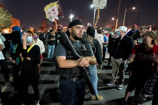 Η πολιτοφυλακή του Τραμπ βγήκε παγανιά