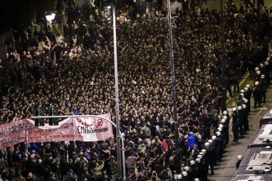 Στον «αέρα» η «συμφωνία» Πέτσα-κομμάτων για το Πολυτεχνείο