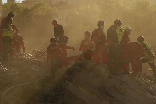 Δεκάδες νεκροί, βουνό ευθυνών στην Τουρκία μετά τον σεισμό