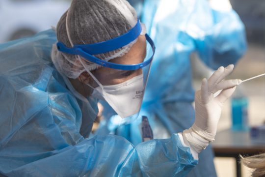 Rapid test Covid: Aσύλληπτα κέρδη, αδιαφανείς διαγωνισμοί, οφσόρ ανάδοχοι