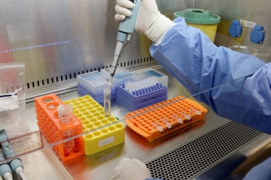 Εξαρση κρουσμάτων από κορονοϊό με μεγάλες διαφορές στις περιφέρειες