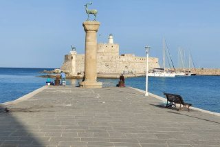 Ρόδος: η φτωχοποίηση των ανθρώπων του τουρισμού σε 3 εικόνες