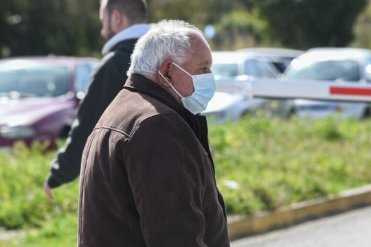 Ολοένα και περισσότερο απομακρύνεται η άρση του lockdown