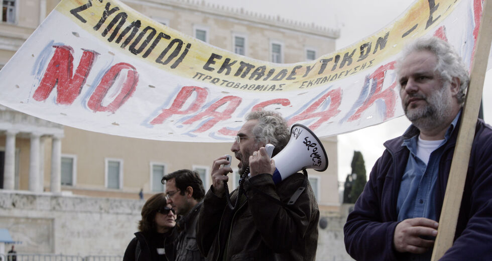 Το Δημόσιο νεκρώνει μήπως και επιζήσει…