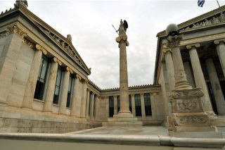 Η Ακαδημία, ο έπαινος, οι συστάσεις και ο Τύπος