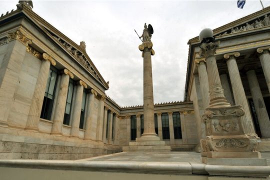 Η Ακαδημία, ο έπαινος, οι συστάσεις και ο Τύπος