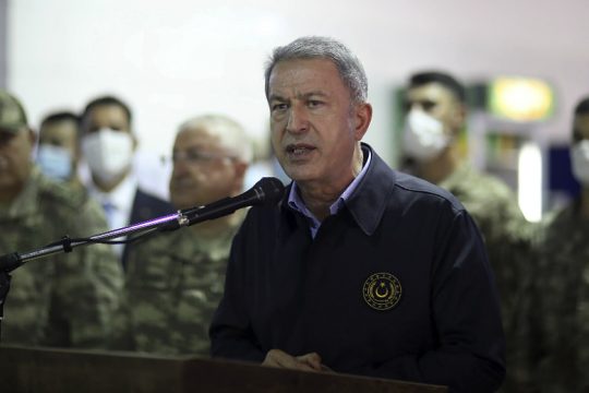 Απειλές Ακάρ κατά της «κακομαθημένης» Ελλάδας