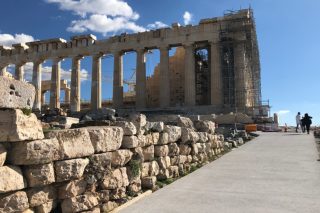 Εξαναγκάστηκαν σε διευκρινίσεις για την Ακρόπολη, μετά τις αντιδράσεις