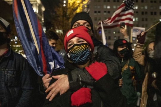 «Σώσατε το 2020»: τραγουδιστές και συγκροτήματα για τη νίκη Μπάιντεν