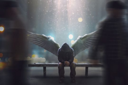 Ο άγγελος της ιστορίας με τις λέξεις του να οπισθοχωρούν