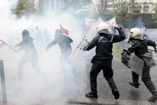 Τα δακρυγόνα συμβάλλουν στη διάδοση του κορονοϊού