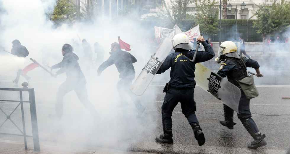 Τα δακρυγόνα συμβάλλουν στη διάδοση του κορονοϊού
