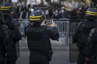 Στου Μακρόν την πόρτα όσο θέλεις βρόντα