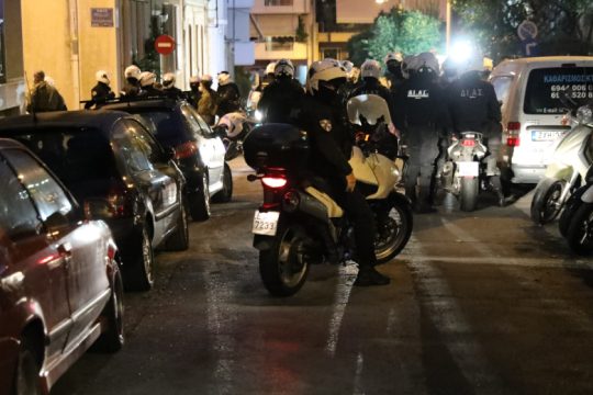 Αστυνομική βία και στα Πετράλωνα: Συνέλαβαν κάτοικο έξω από το σπίτι του