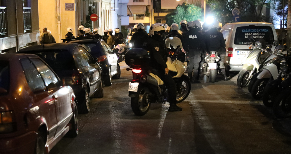 Αστυνομική βία και στα Πετράλωνα: Συνέλαβαν κάτοικο έξω από το σπίτι του