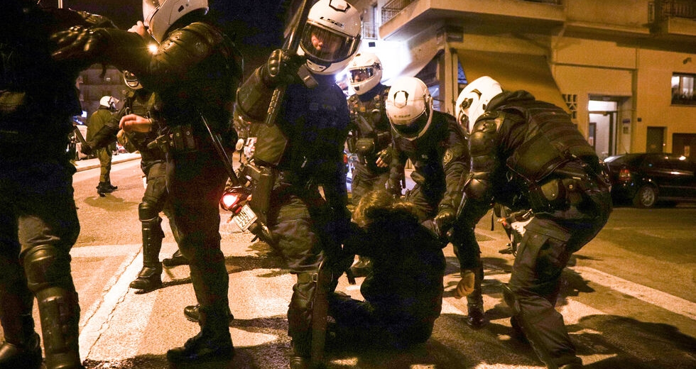 Αστυνομικοί βιαιοπραγούν τα όργανα συγκαλύπτουν