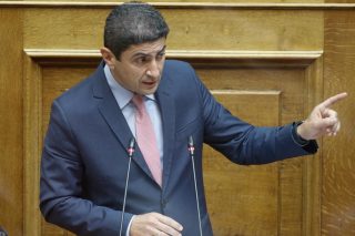 Κουνάει το δάχτυλο και στους ολυμπιονίκες