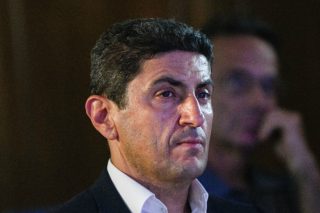 Συνεχίζει στον κατήφορο