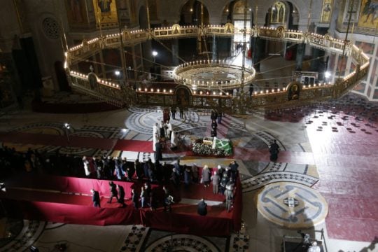 Χωρίς μάσκες και αποστάσεις προσκυνούν το σκήνωμα του Πατριάρχη Σέρβων