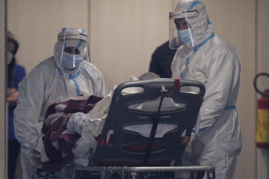 Στους 400 οι διασωληνωμένοι, κατέληξαν άλλοι 59 άνθρωποι