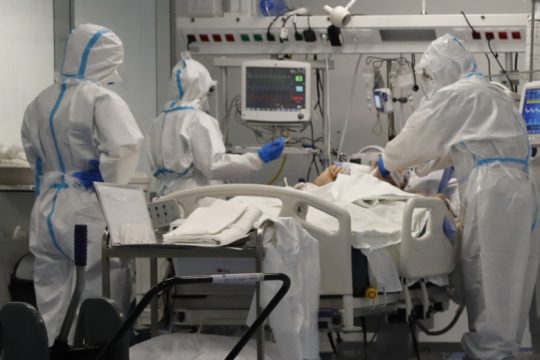 Νέο ρεκόρ στις διασωληνώσεις, άλλοι 84 θάνατοι από Covid-19