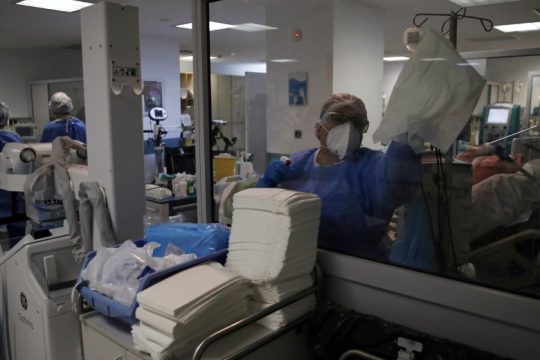 Πάνω από 500 οι διασωληνωμένοι, νέο ρεκόρ σε θανάτους