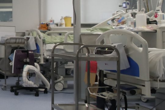 Ξεπέρασαν τους 2.000 οι νεκροί, νέες διακομιδές διασωληνωμένων