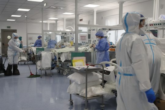 Αγγίζουν τους 500 οι διασωληνωμένοι – Ξανά πάνω από 3.000 τα κρούσματα και 59 νεκροί