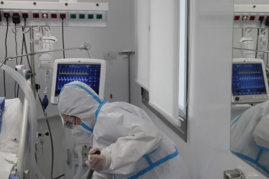 Covid-19: 140 νεκροί σε μία εβδομάδα στη χώρα-Οι σκέψεις για το lockdown