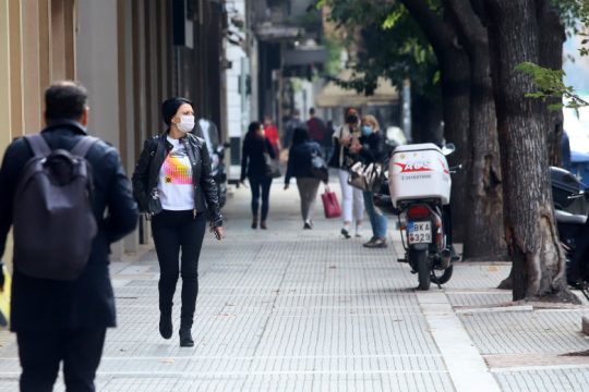 Ξανά πάνω 800 κρούσματα η Θεσσαλονίκη, τριψήφιος αριθμός σε  Αττική, Σέρρες, Δράμα και Λάρισα