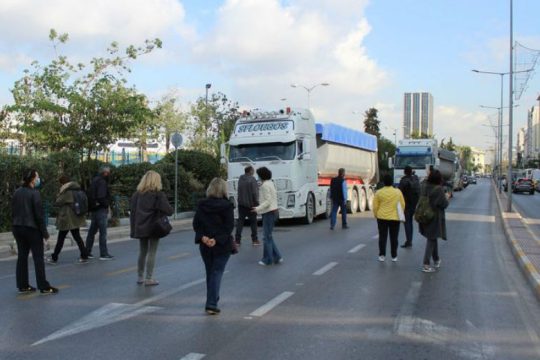 Συμβολική διαμαρτυρία απέναντι στα φορτηγά του ΟΛΠ