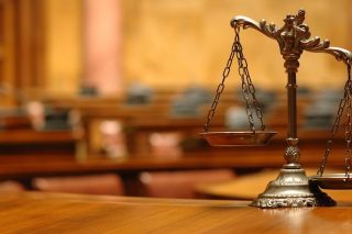 Kαταδίκη εκπαιδευτικού για τη μη χρήση μάσκας